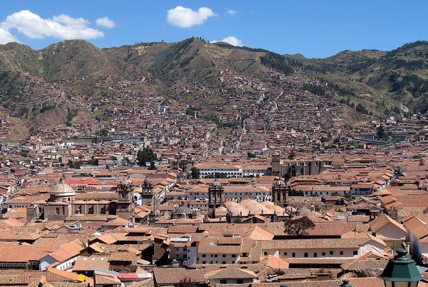 Inician campaña para retirar avisos comerciales del Centro Histórico del Cusco