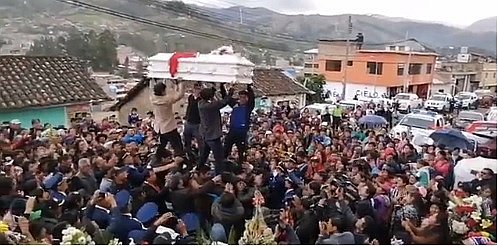 Así fue el entierro de las niñas asesinadas por el 'Monstruo de Andahuaylas' (VIDEO-FOTOS)