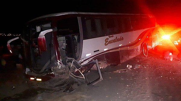 Bus choca con camioneta que trasladaba autoridades cusqueñas