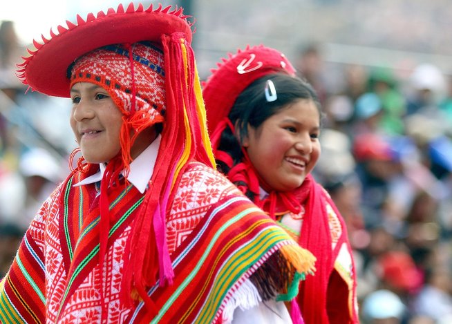Vive las Fiestas del Cusco con las mejores imágenes del desfile escolar (FOTOS)