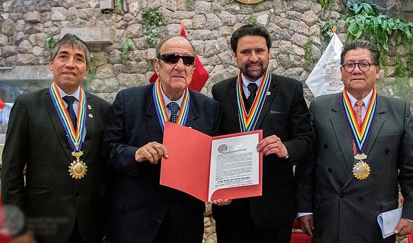 Otorgan la Medalla de la Alcaldía de Cusco al fundador de 'Los Campesinos' 