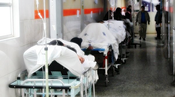 Pacientes son atendidos en pasadizos, sillas y bancas en hospital de Cusco (FOTOS)