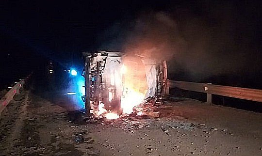 Minibus vuelca y se incendia en el Corredor Minero hacia Las Bambas (FOTOS)