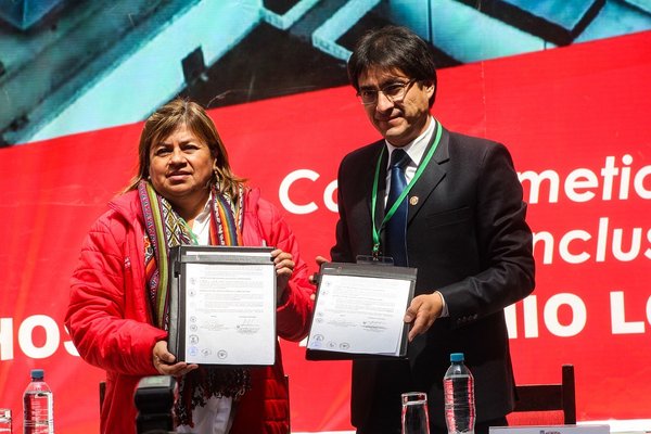 Ministra de Salud firma convenio para la construcción del Hospital A. Lorena del Cusco (FOTOS)