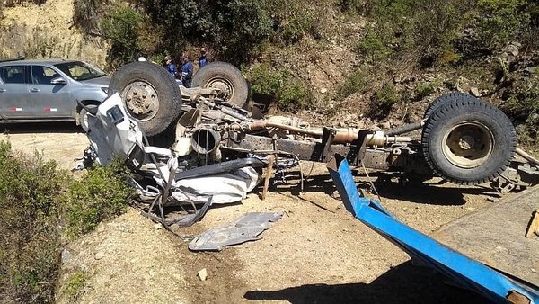 Dos fallecidos tras vuelco de camión cargado de mineral