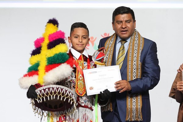 Escolar cusqueño gana concurso nacional con poema en quechua dedicado a su abuelita (FOTOS)