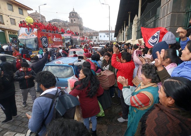 Cusco sigue de fiesta: Cienciano recibe homenaje y baño de popularidad (FOTOS)